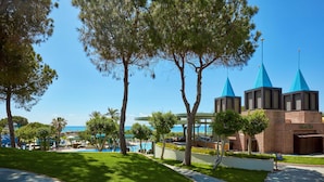 A resort with a swimming pool, a covered patio, and a view of the ocean. - Gloria Verde Resort - All Inclusive (Serik)