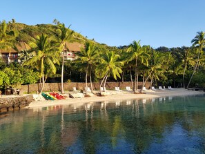 Playa privada, camas de playa gratuitas, camastros y toallas de playa 