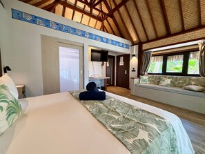 Bungalow, frente a la playa | Minibar, caja fuerte, escritorio y cortinas opacas