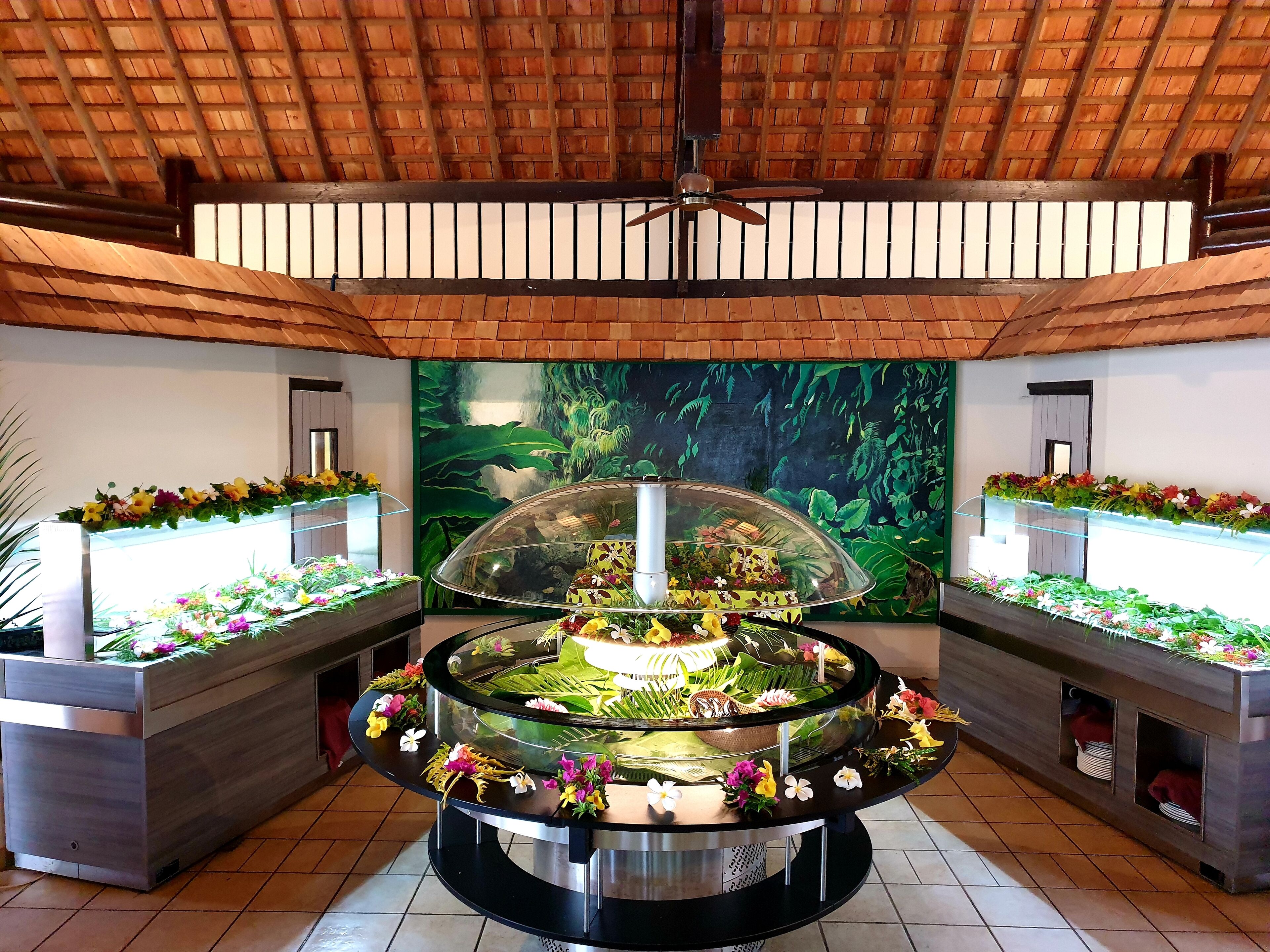 daily cooked-to-order breakfast (xpf 3400 per person)