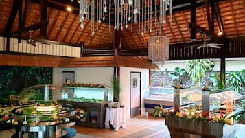 Daily cooked-to-order breakfast (XPF 3400 per person)