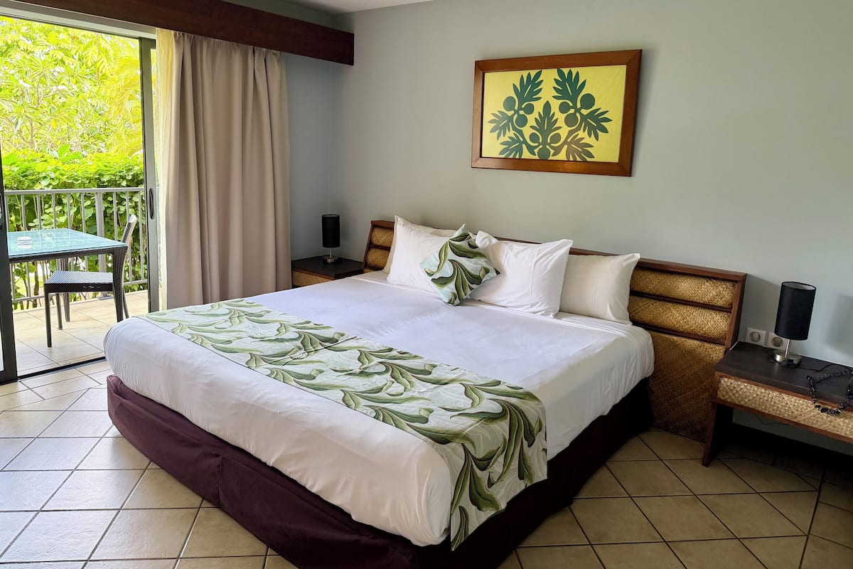 Standard Room, Garden View | Minibar, in-room safe, desk, blackout drapes