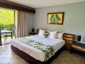 Habitación estándar, vista al jardín | Minibar, caja de seguridad en la habitación y escritorio 