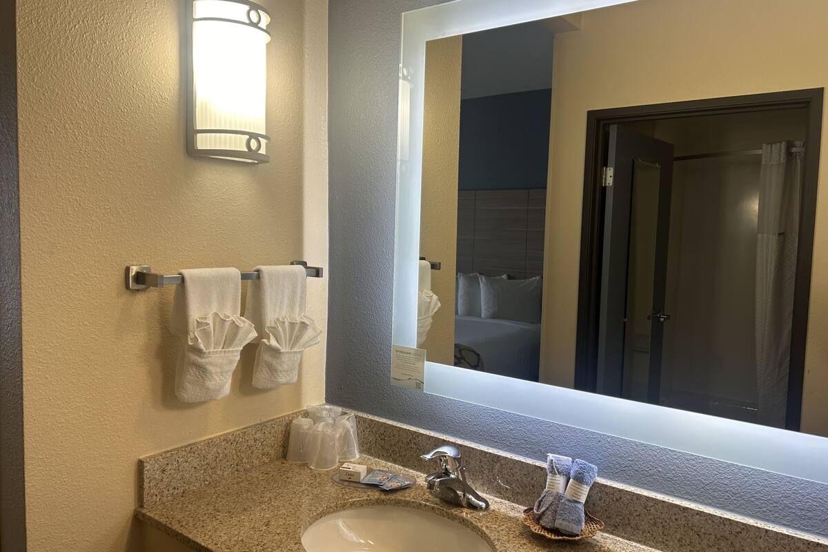 room, 1 double bed, non smoking | desk, blackout curtains, soundproofing, iron/ironing board