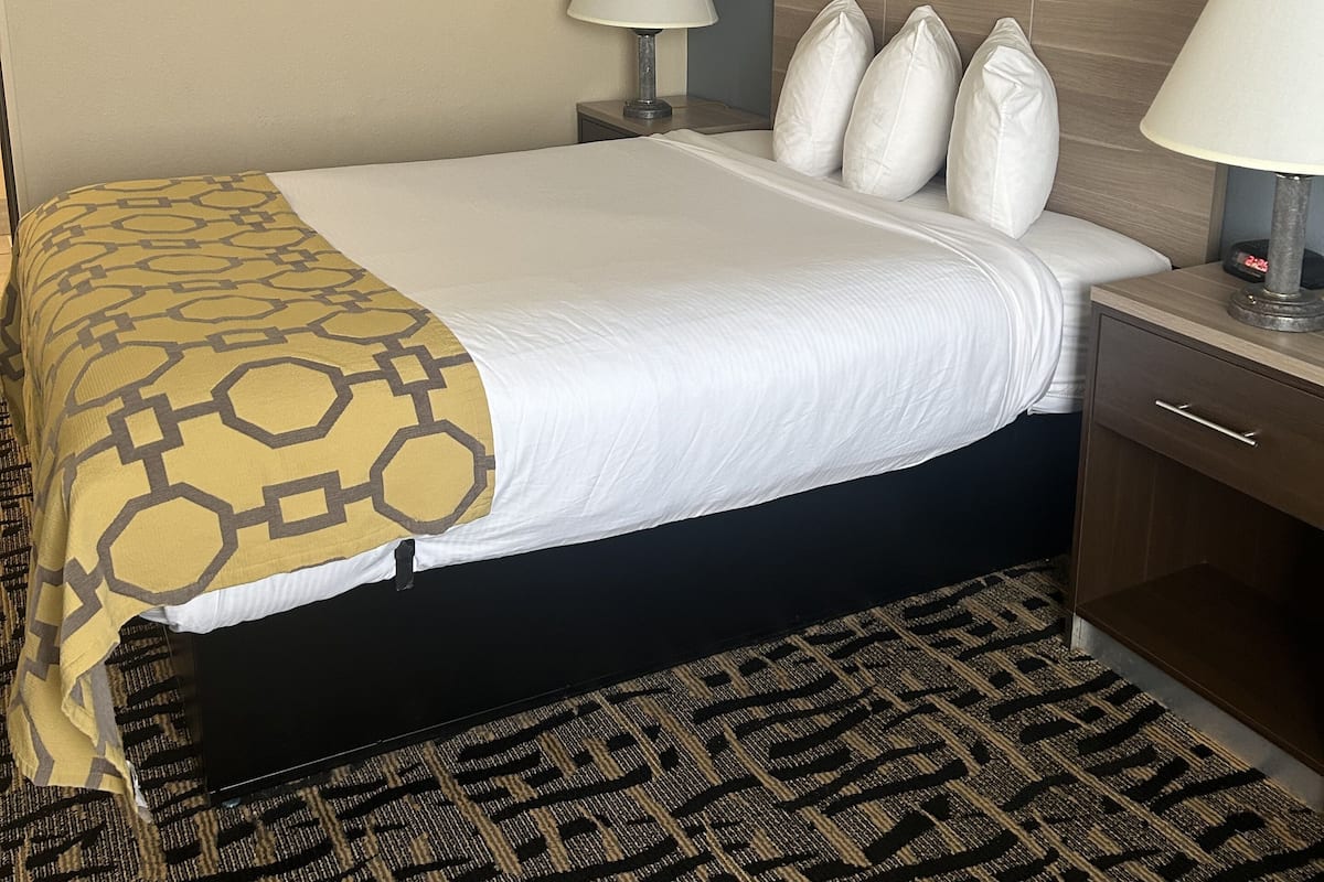 room, 1 double bed, non smoking | desk, blackout curtains, soundproofing, iron/ironing board