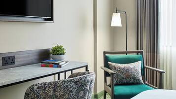 Peralatan tempat tidur hipoalergenik, peti besi dalam bilik, meja