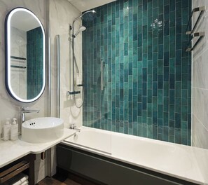 Shower, rainfall showerhead, designer toiletries, hair dryer - Leonardo Royal Hotel Glasgow (Glasgow)