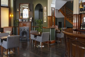 2 bars/lounges, gastropub, pub