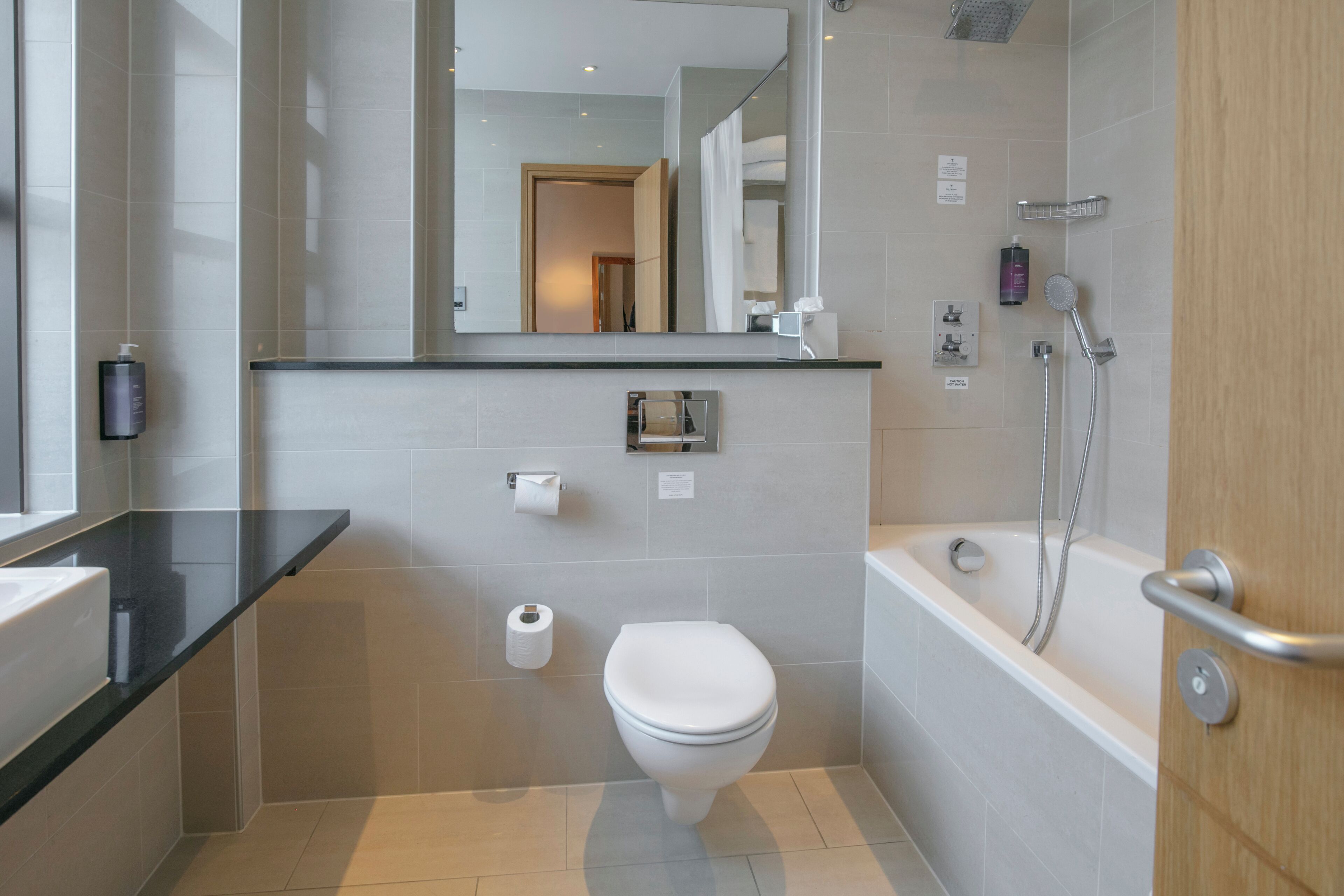 Combined shower/bathtub, free toiletries, hair dryer, towels