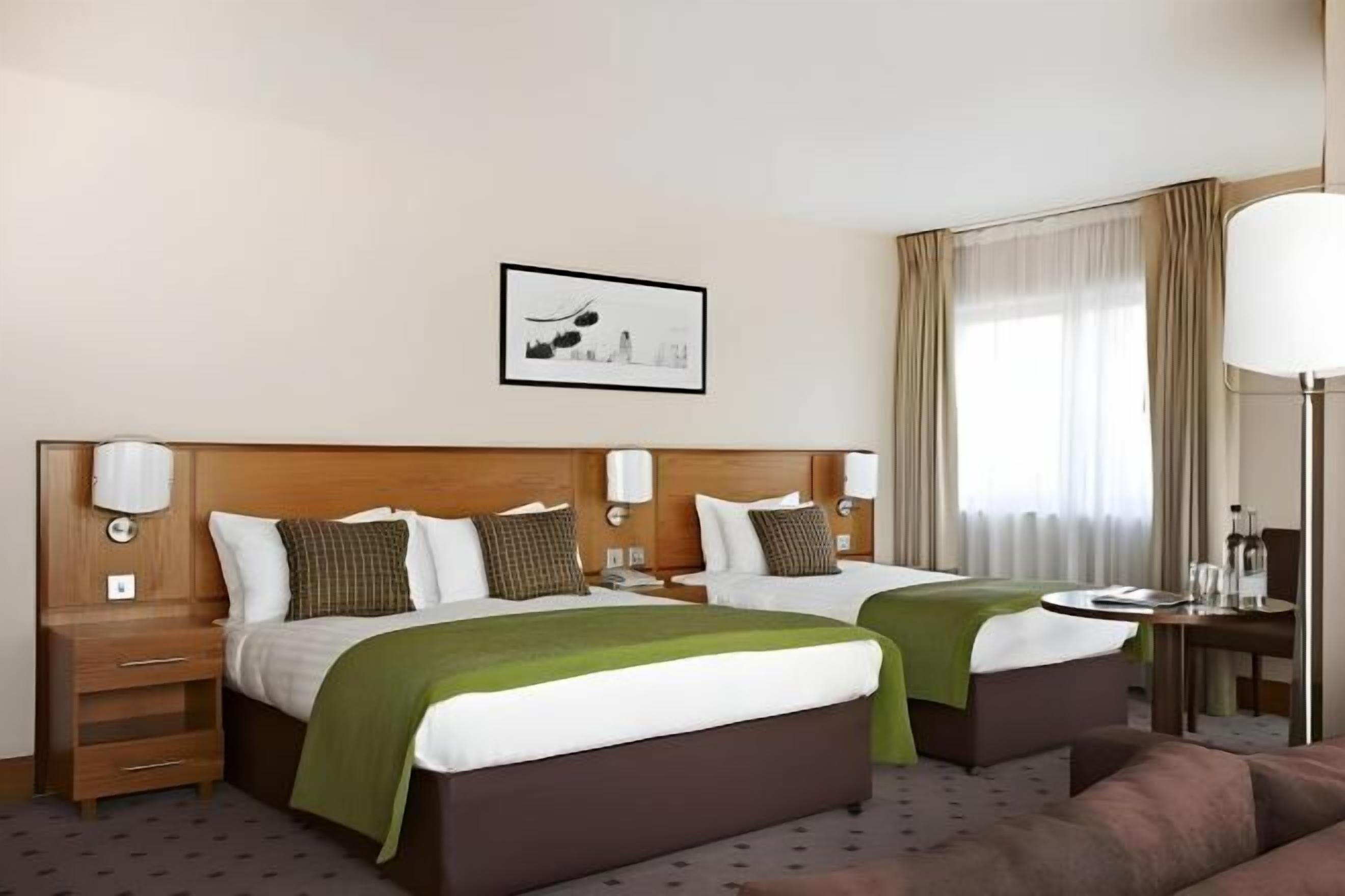 Pillowtop-bedden, een kluis op de kamer, een bureau