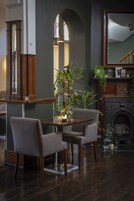 2 bares/lounges, gastropub, pub