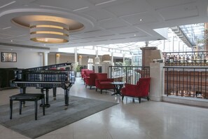 2 bars/lounges, gastropub, pub