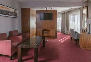 Suite, 1 cama King size, para no fumadores | 1 habitación, camas con pillow-top y caja de seguridad en la habitación 