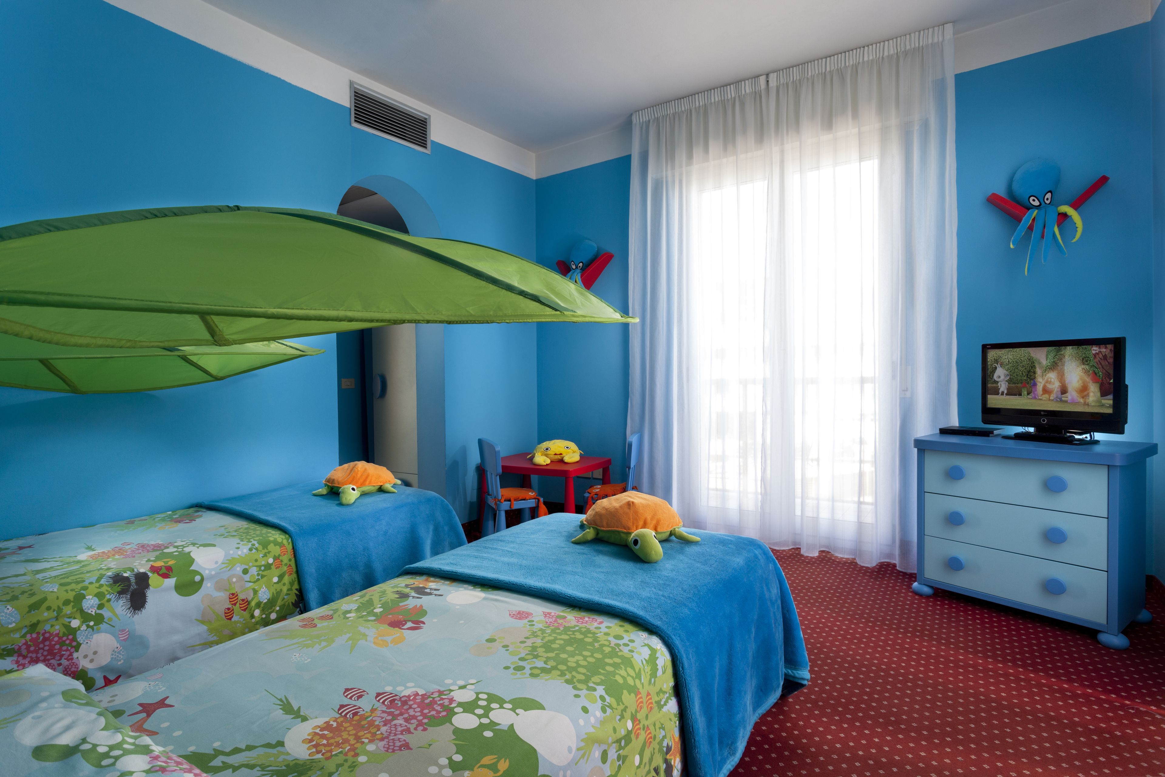 family suite | minibar, in-room safe, desk, cots/infant beds