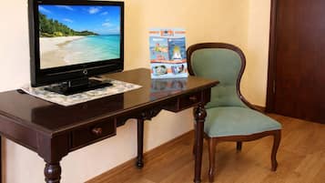 1 chambre, minibar, coffres-forts dans les chambres, bureau