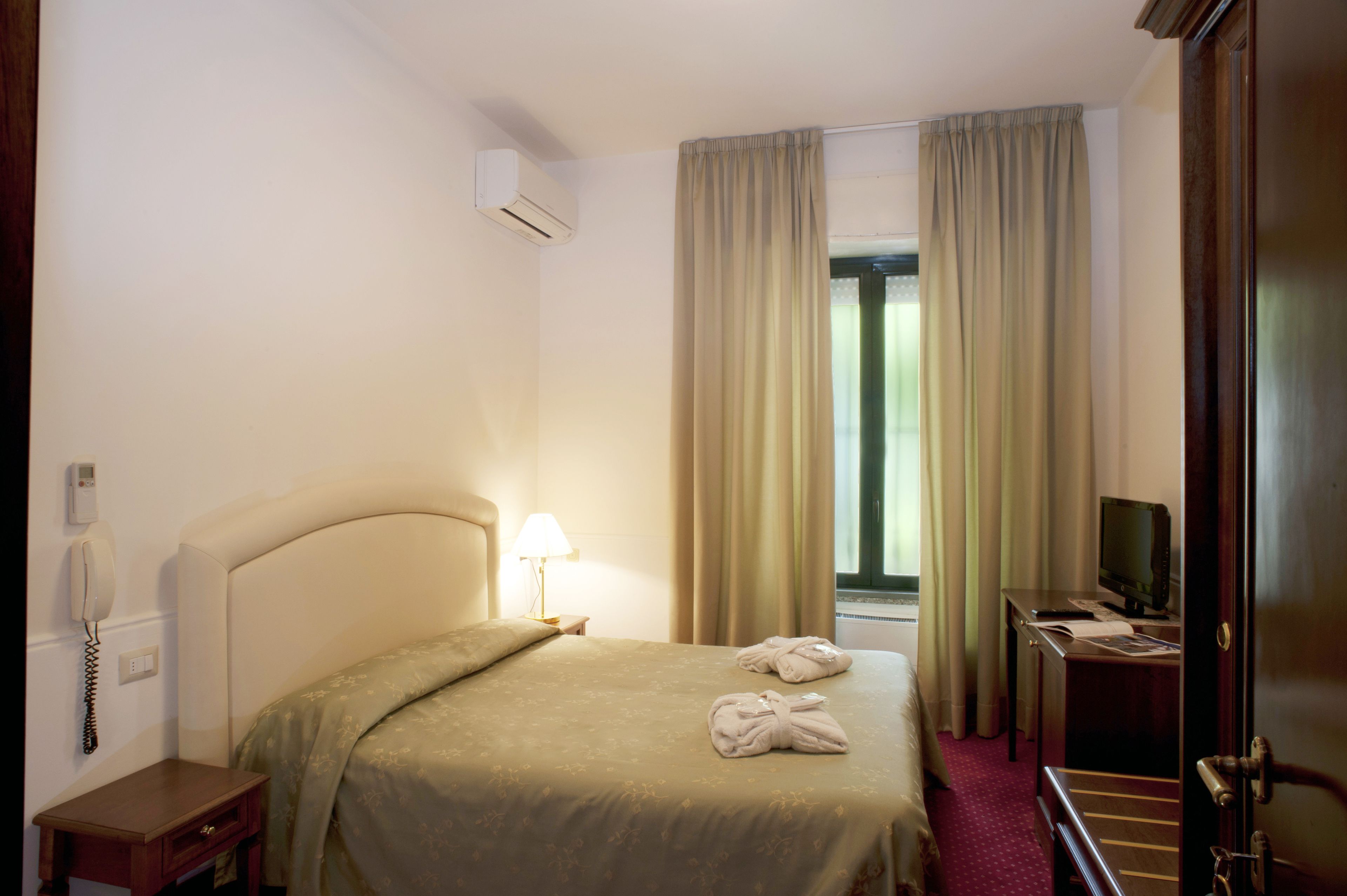 family suite | minibar, in-room safe, desk, cots/infant beds