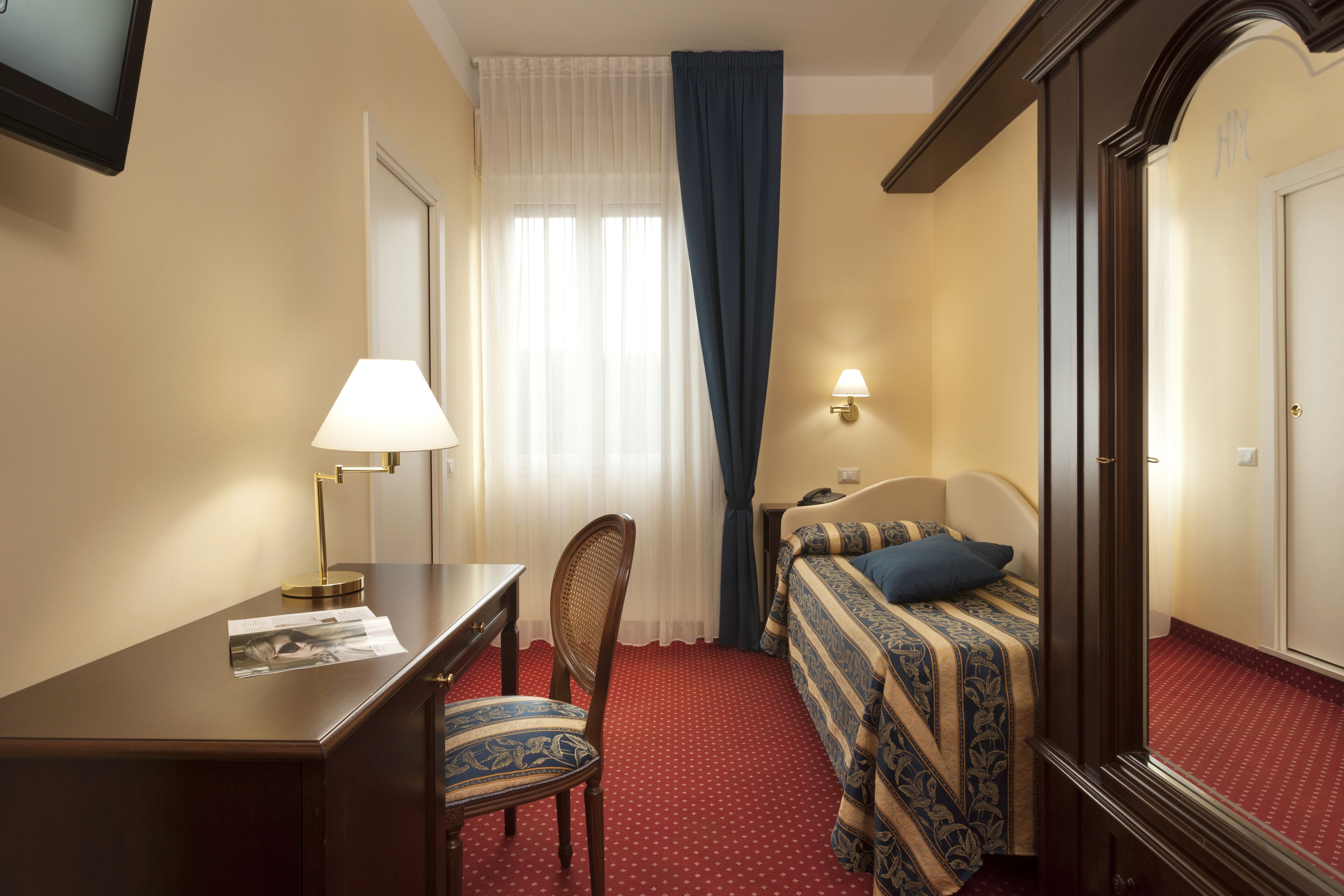 1 camera, minibar, cassaforte in camera, una scrivania