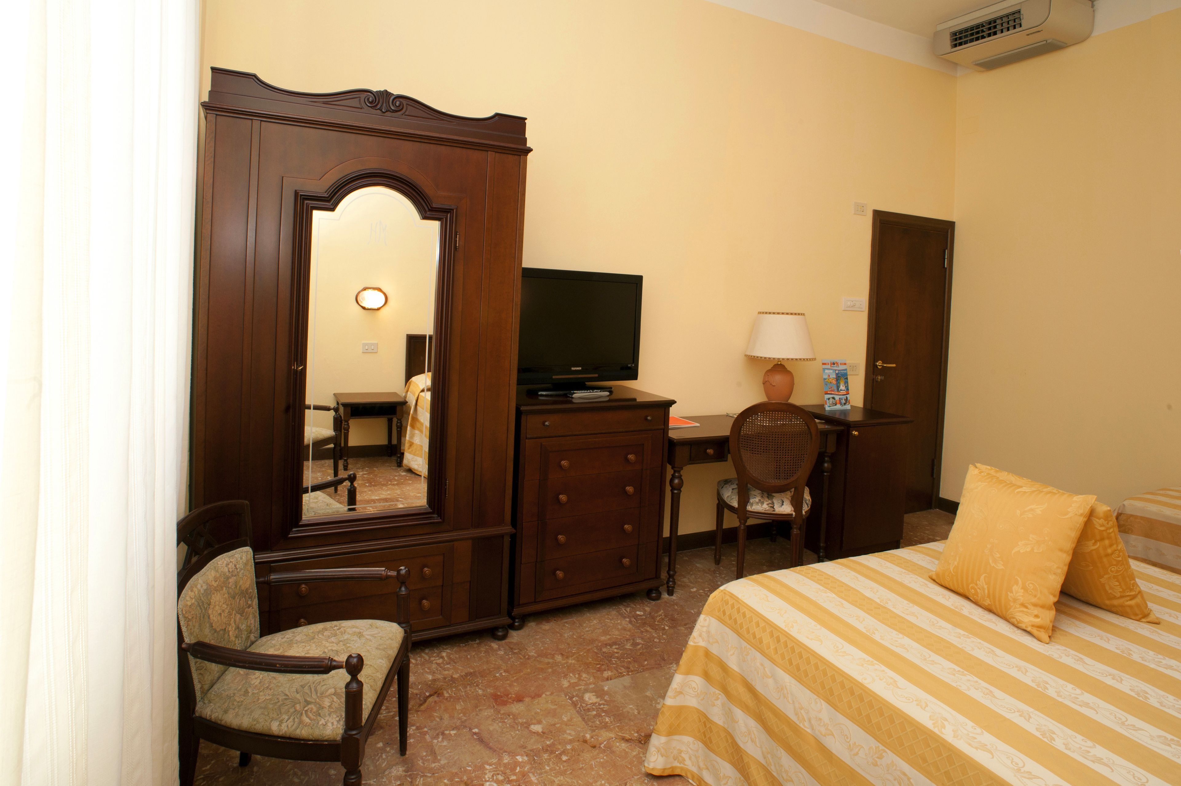 standard triple room | minibar, in-room safe, desk, cots/infant beds