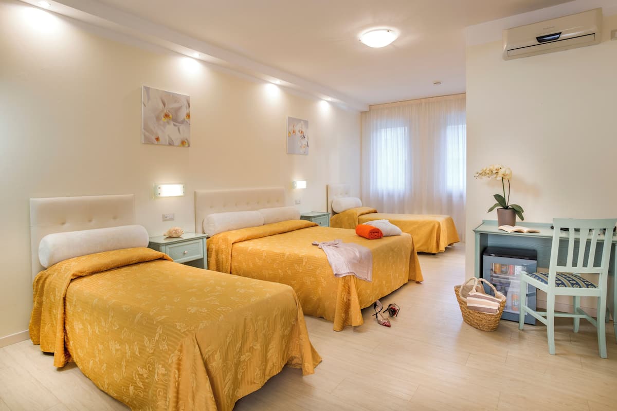 Silver | 1 bedroom, minibar, in-room safe, desk