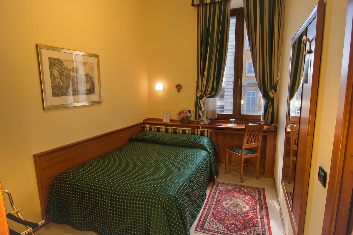 In-room safe, soundproofing, free WiFi, bed sheets