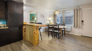 Familiesuite | Oppholdsområde | En 32-tommers Flatskjerm-TV med kabel-kanaler samt TV