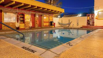 Piscine extérieure (ouverte en saison), parasols de plage