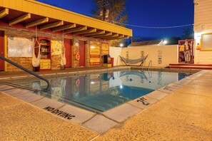 Een seizoensgebonden buitenzwembad en parasols bij het zwembad