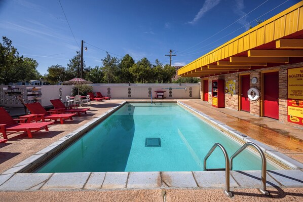 Piscine extérieure (ouverte en saison), parasols de plage