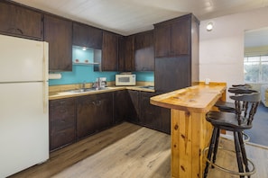 Suite familiale | Cuisine privée | Réfrigérateur, four à micro-ondes, cafetière-théière