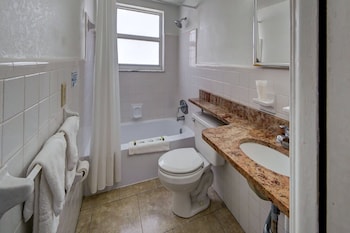 Combined shower/tub, free toiletries, hair dryer, towels at Horizon By The Sea Inn