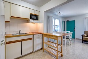 Standard Suite, 1 Bedroom | Private kitchen