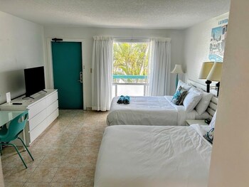 Standard Double Room - 2 Bed | In-room safe, desk, iron/ironing board, cribs/infant beds at Horizon By The Sea Inn