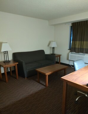 开间套房, 1 张特大床, 无烟房 | 办公桌、免费婴儿床、免费 WiFi、床单