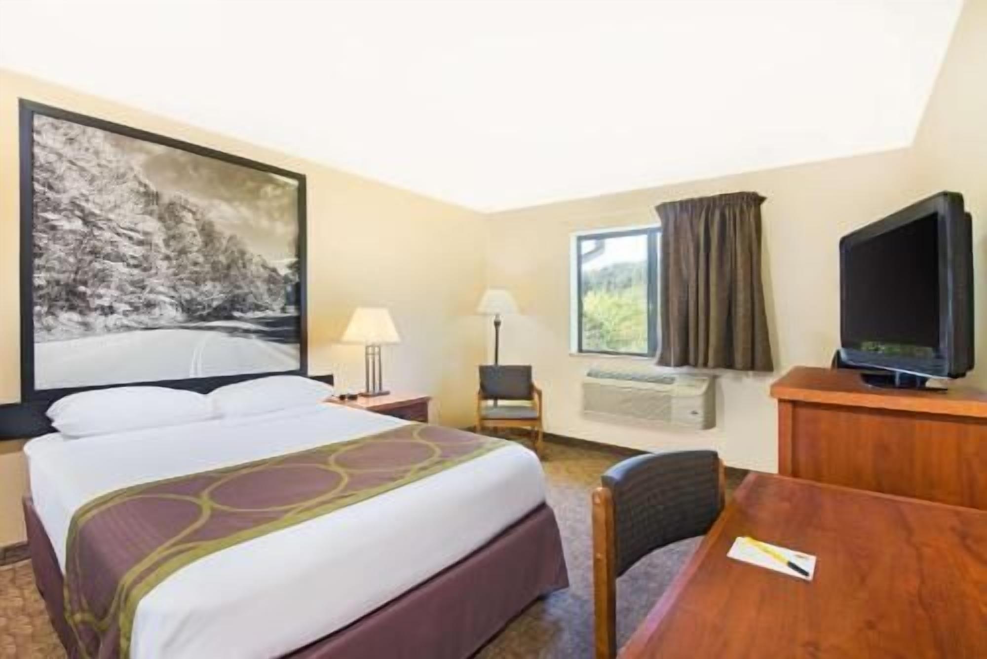 Desk, free cribs/infant beds, free WiFi, bed sheets