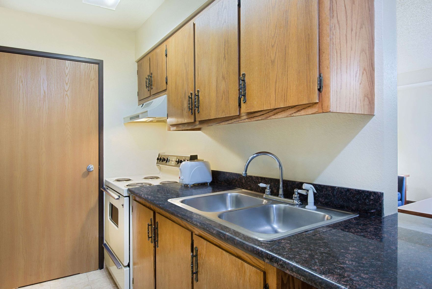 Private kitchen | Fridge, microwave, coffee/tea maker