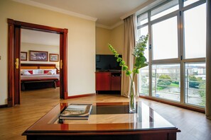 Suite | Living area | TV - Gran Hotel de Ferrol (Ferrol)