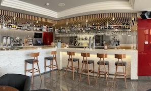 Petit déjeuner et dîner servis sur place, spécialités Cuisine régionale