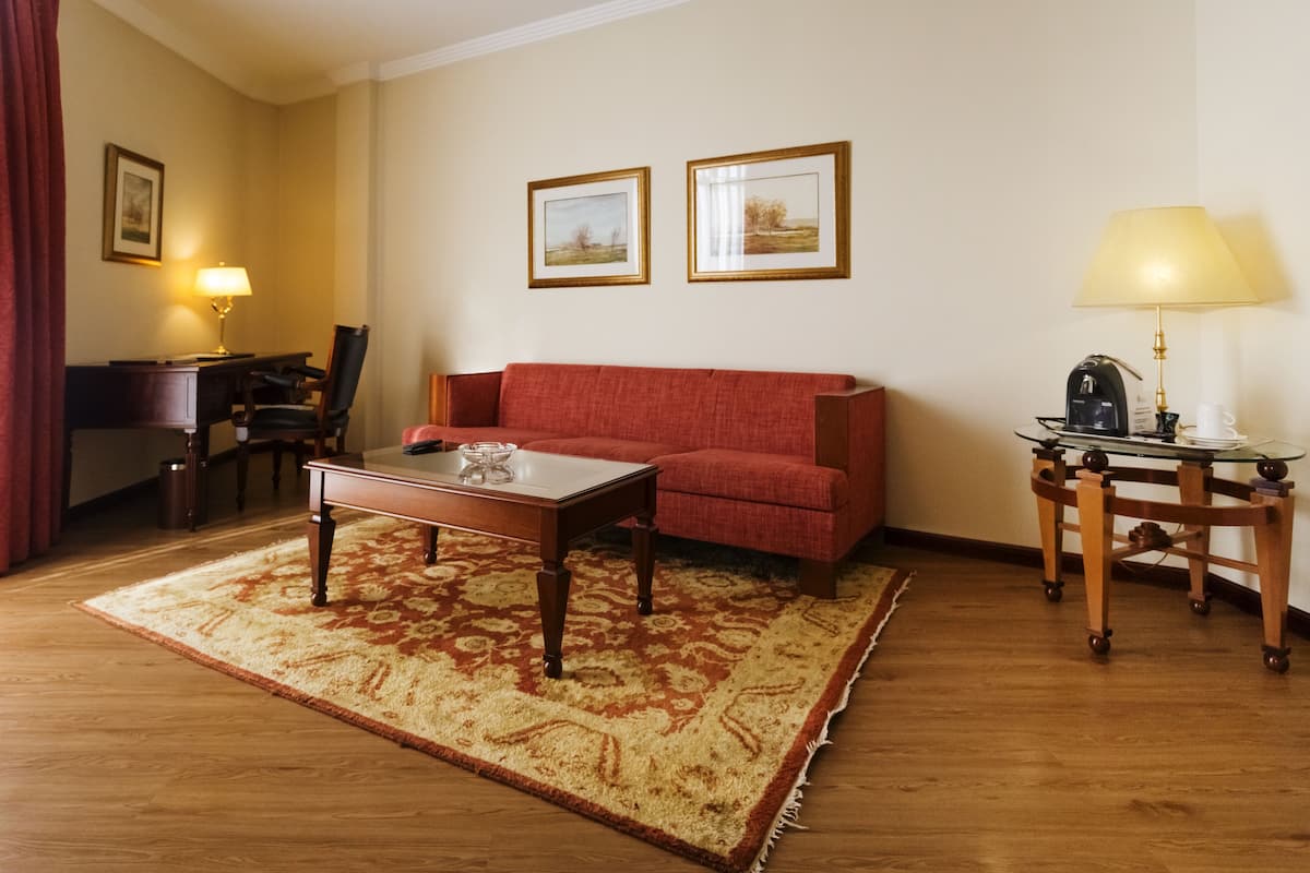 suite | minibar, in-room safe, desk, blackout curtains