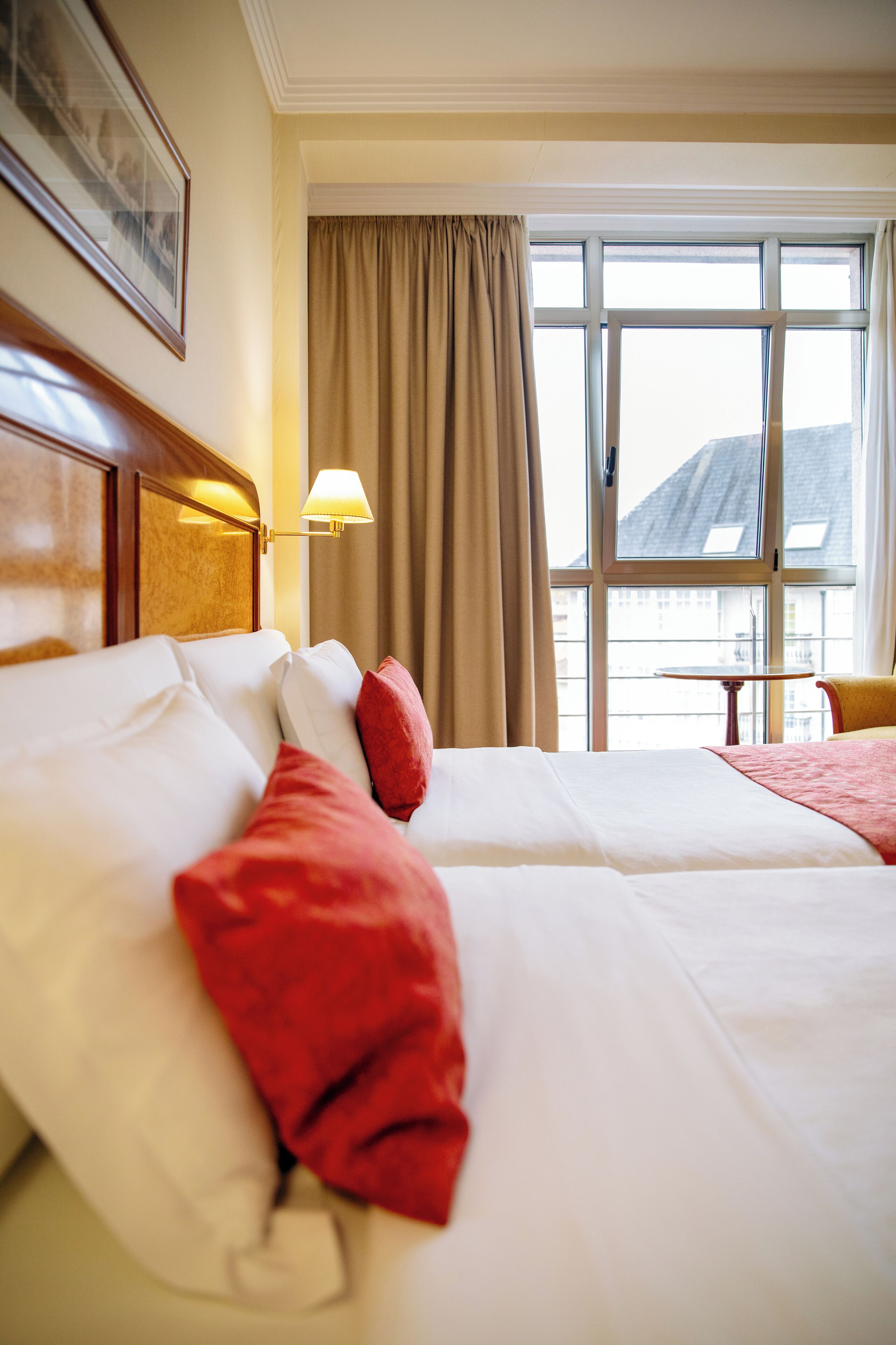 Habitación estándar doble | Minibar, caja fuerte, escritorio y cortinas opacas