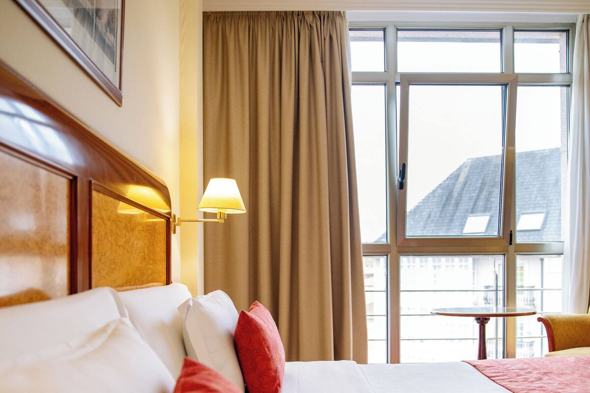Standard Double Room | Minibar, in-room safe, desk, blackout drapes