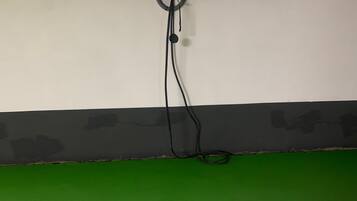 Ein grüner Boden mit einem weißen WLAN-Symbol, einem roten Streifen und der Zahl 3 an der Wand.