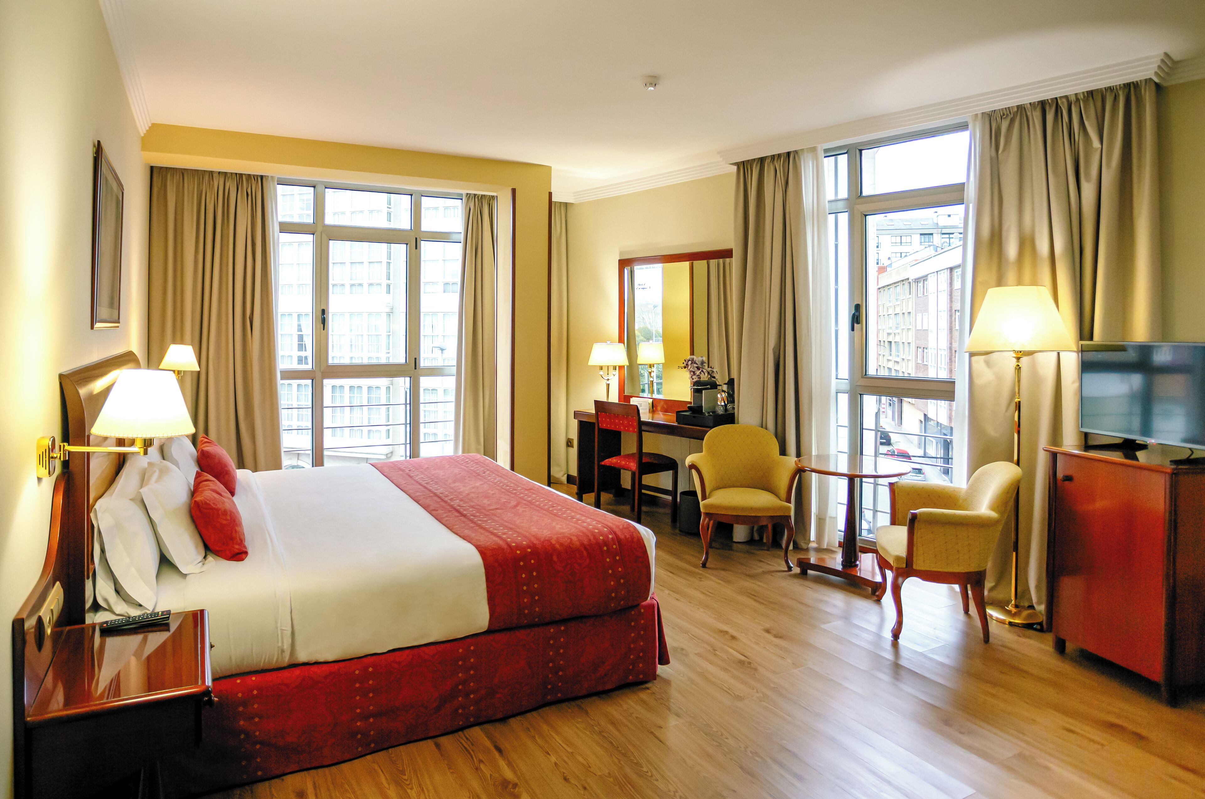 Minibar, caja fuerte, escritorio y cortinas opacas