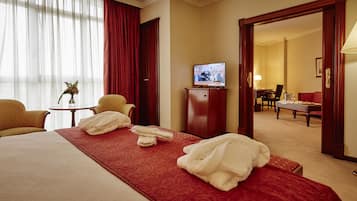 Minibar, caja de seguridad en la habitación y escritorio