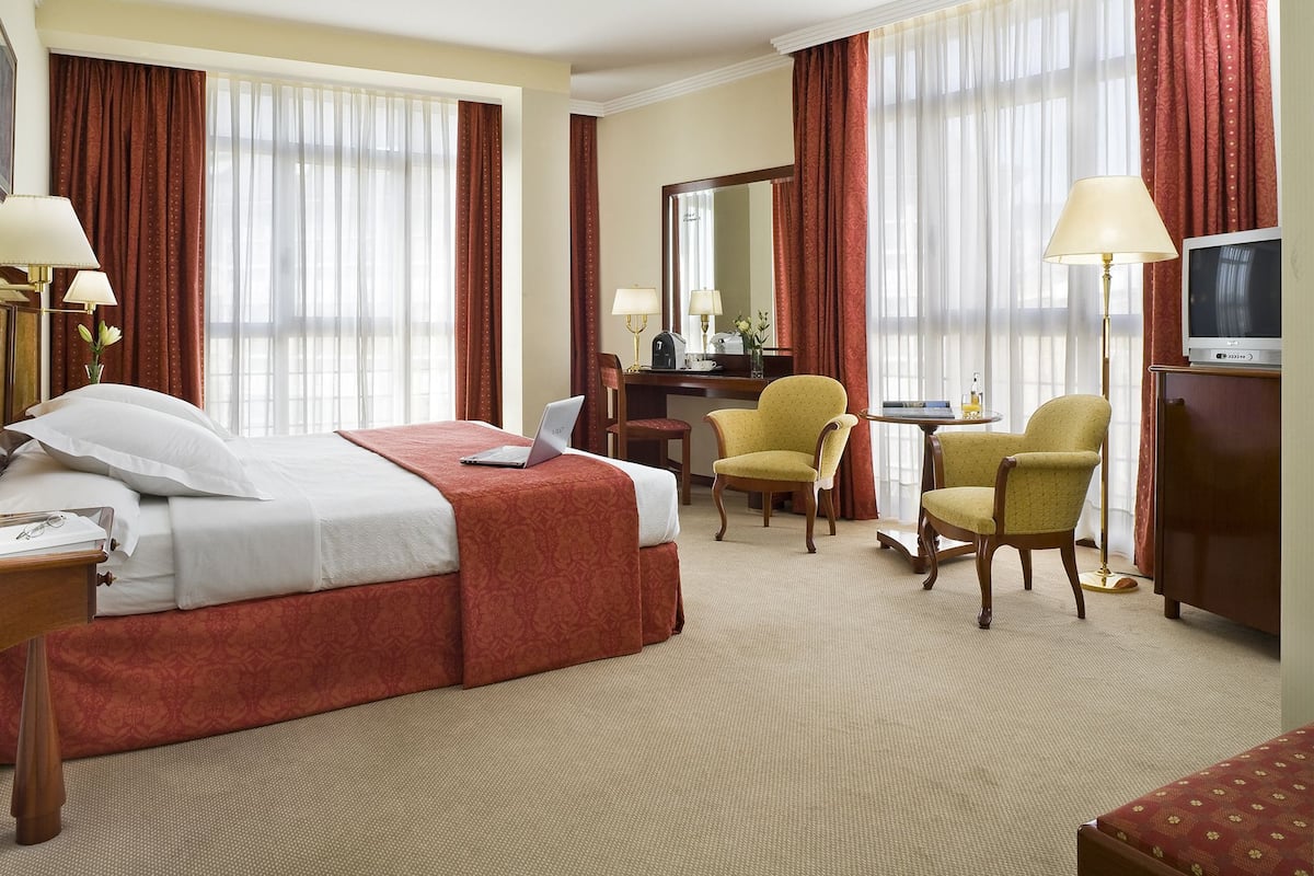 Junior Suite, City View | Minibar, in-room safe, blackout drapes, soundproofing