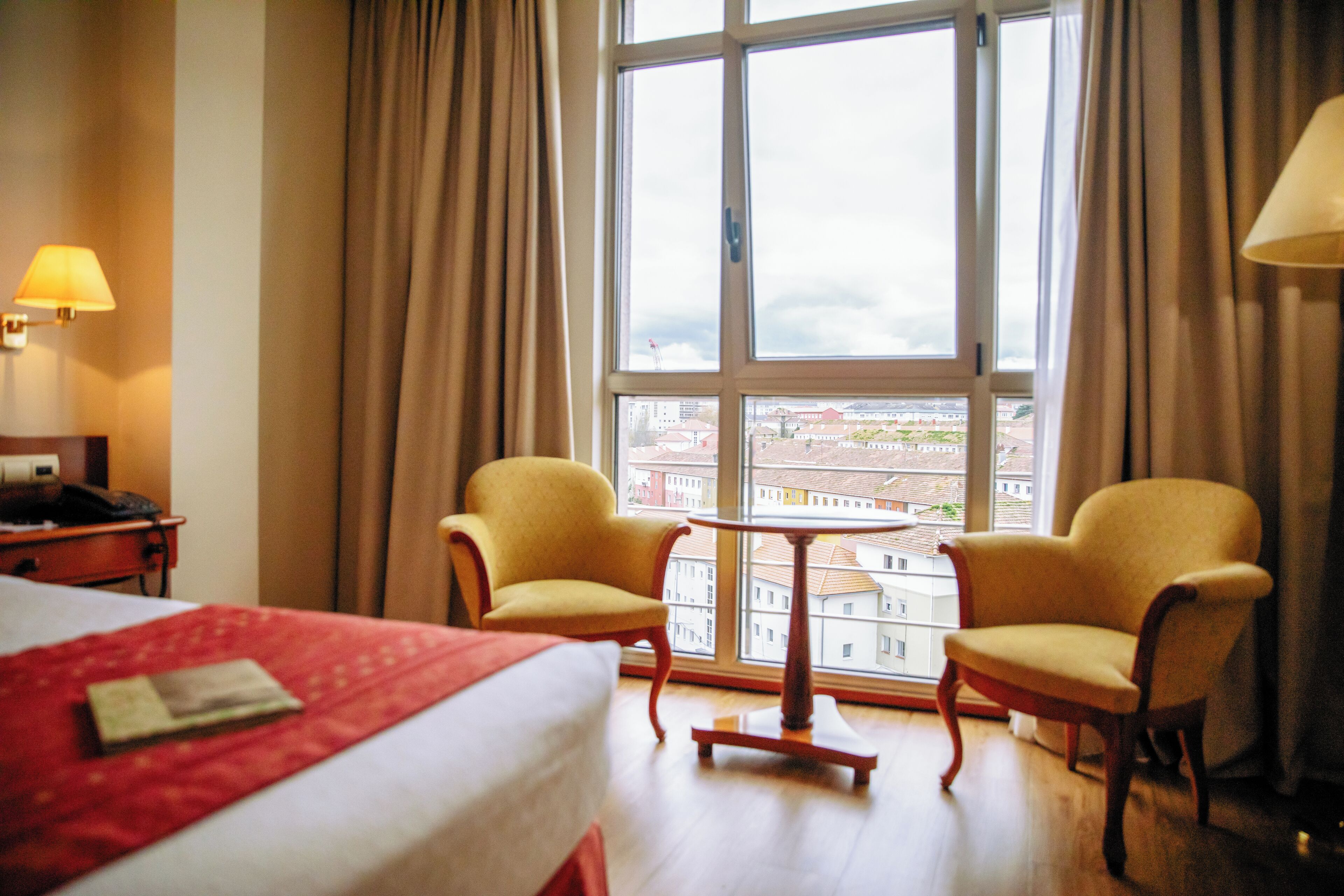 Double Single Use | Een minibar, een kluis op de kamer, een bureau, verduisterende gordijnen