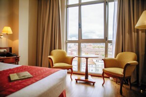 Minibar, caja de seguridad en la habitación y escritorio