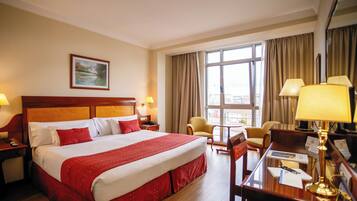 Minibar, coffres-forts dans les chambres, bureau, rideaux occultants