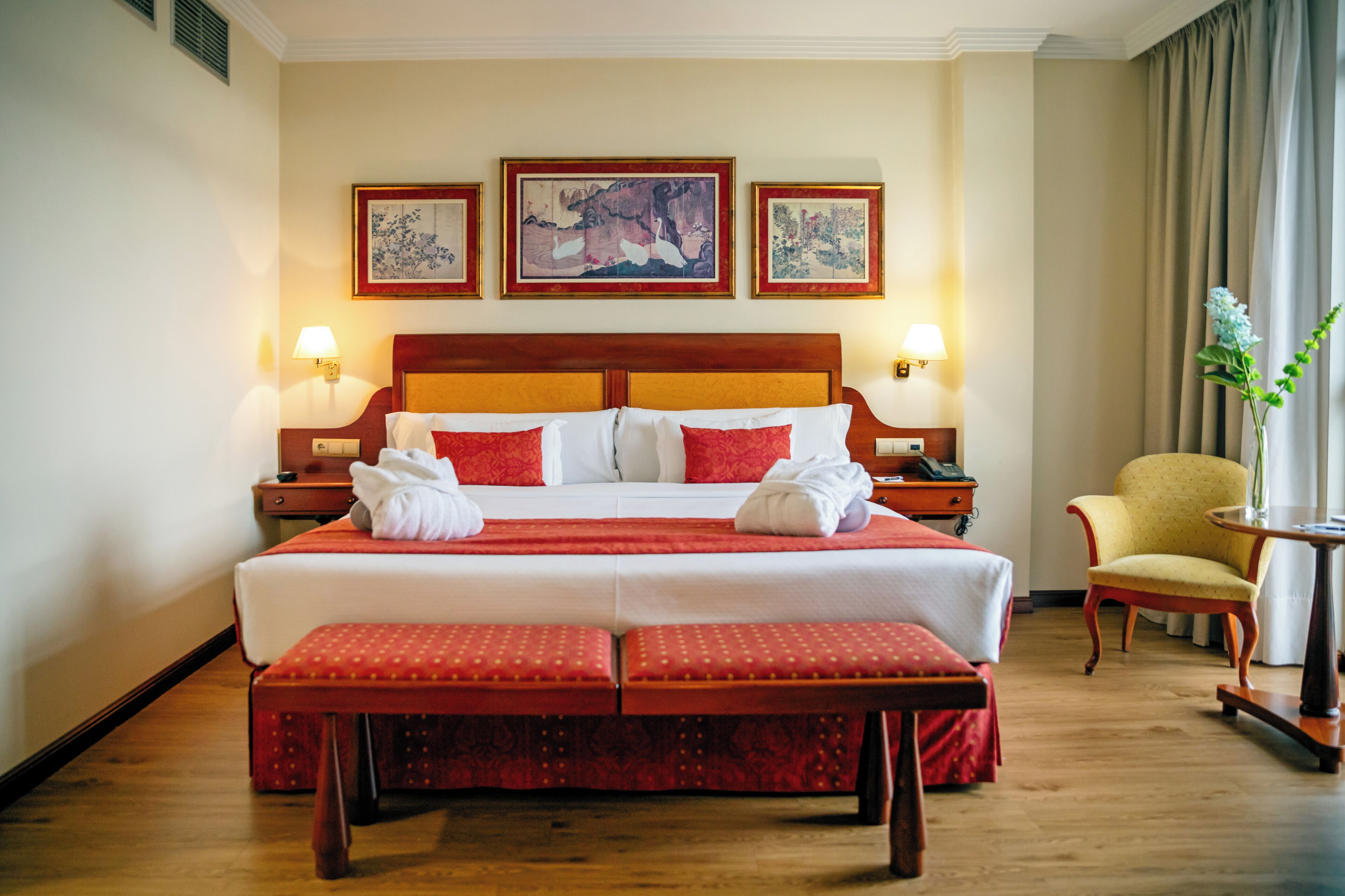 Suite | Minibar, caja fuerte, escritorio y cortinas opacas