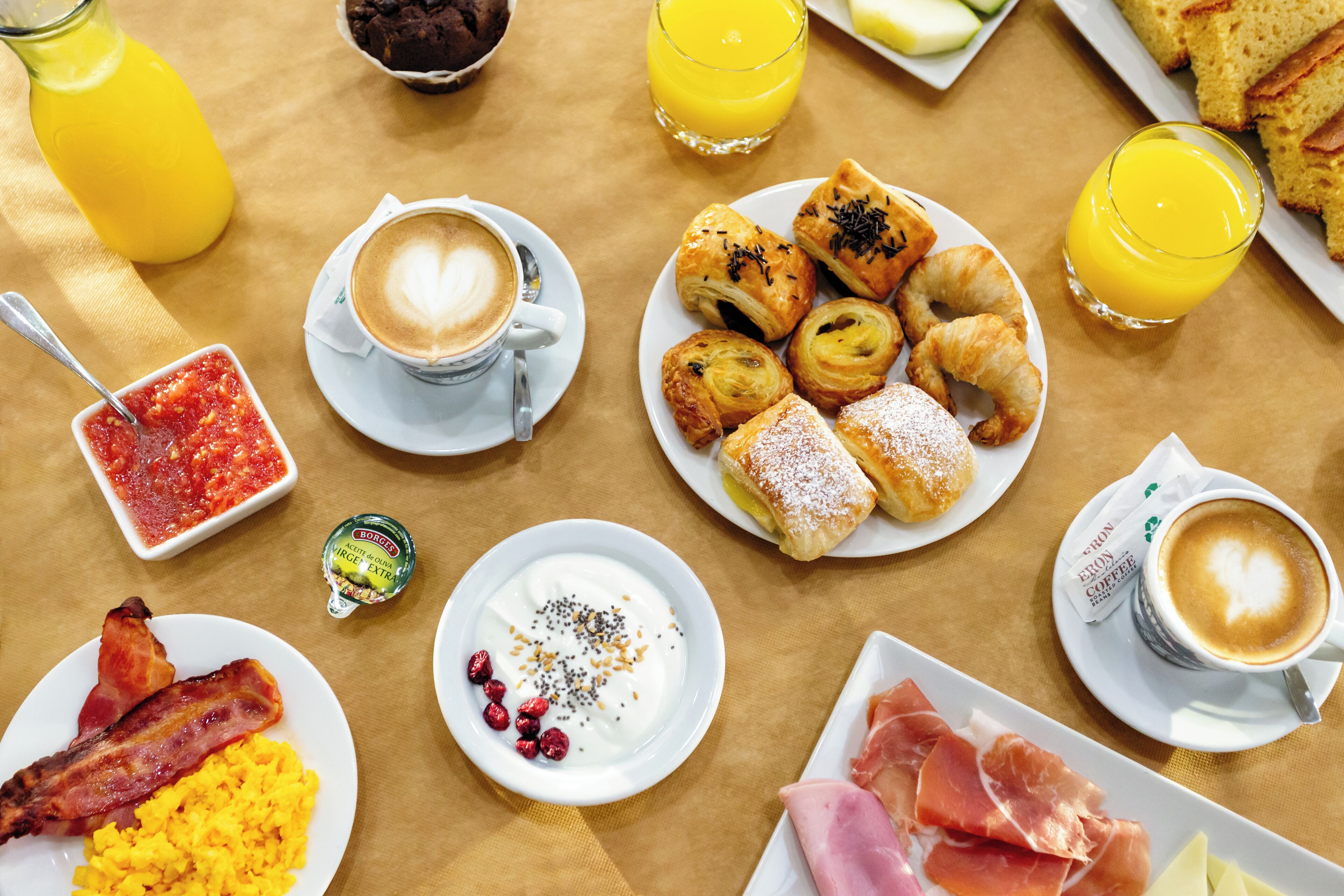 朝食 (ビュッフェ)、毎日提供 (1 名様 14 EUR)