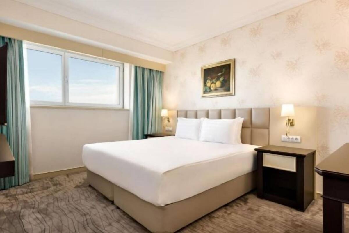 Ropa de cama de alta calidad, minibar, caja fuerte y escritorio